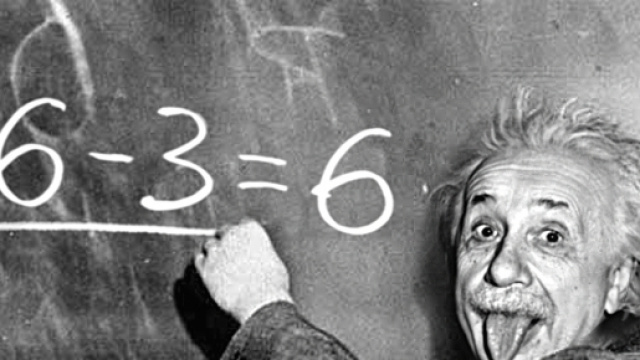Albert Einstein alla lavagna fa la linguaccia