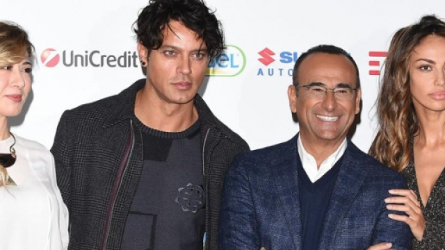 Il medico e l'&eacute;quipe di infermieri.