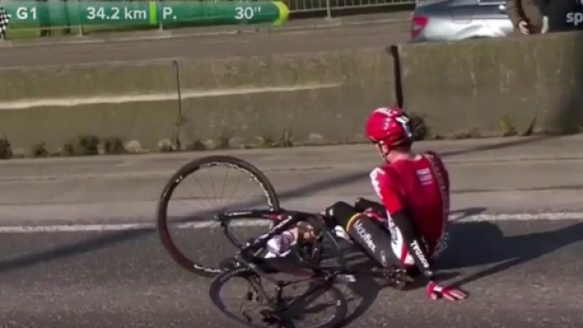 Stig Broeckx a terra dopo l'incidente