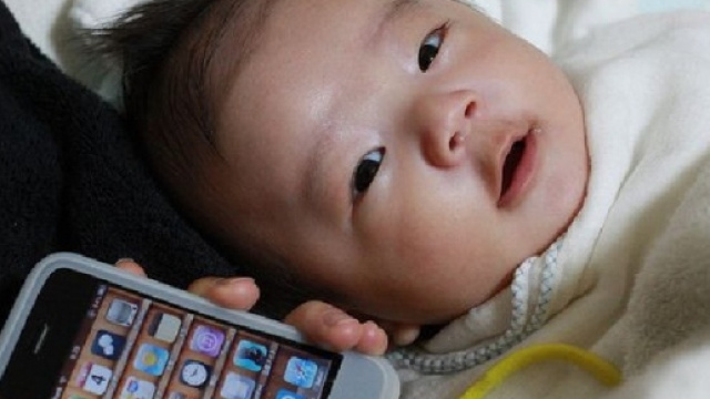 Bimba venduta in cambio di iPhone in Cina