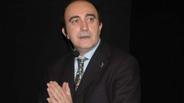 Il mago scienziato Alexander sul palco