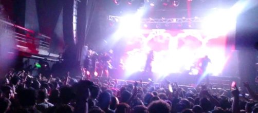 Espect&aacute;culo de luces frente al escenario