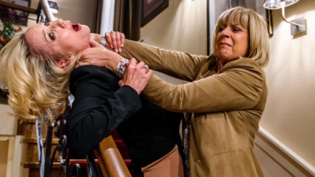 Charlotte mentre litiga con Beatrice