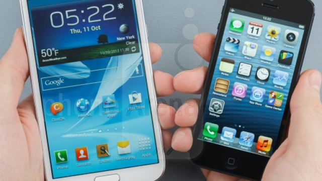 Un iPhone e un Samsung Galaxy.