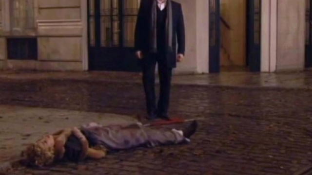 Una Vita: Cayetana giace su un marciapiede