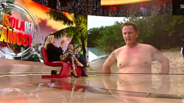 Enzo Salvi lascia l'Isola dei Famosi