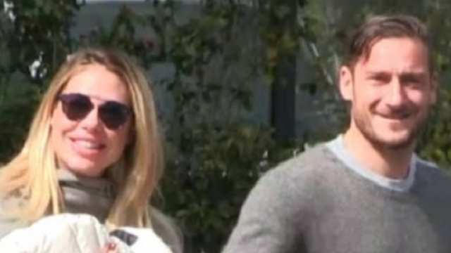Ilary Blasi e Francesco Totti con la figlia Isabel