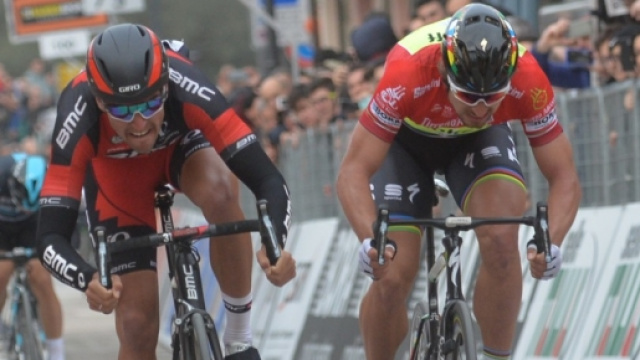 La volata a Cepagatti - Ansa/Peri Zennaro