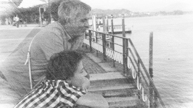 Padre e figlio uniti nello sguardo all'orizzonte