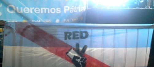 Bandera de la Red bajo el lema &acute;Queremos Patria'