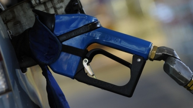 In molti Paesi &egrave; sceso il prezzo della benzina