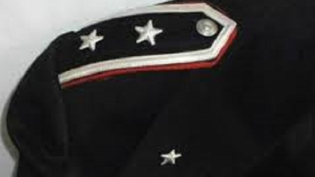 Indossava una finta uniforme con tanto di placche