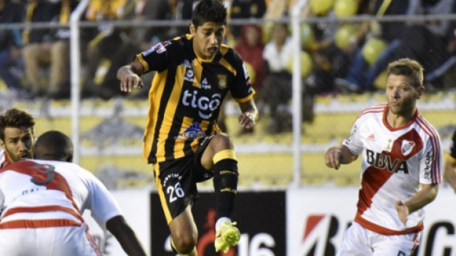 Castro in azione contro la difesa del River Plate