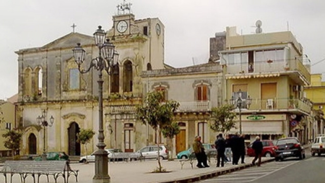 Solarino, la Chiesa Madre nella piazza centrale