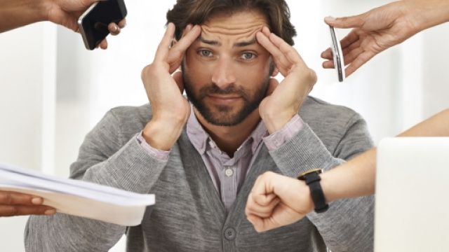 Un insegnante oberato di lavoro