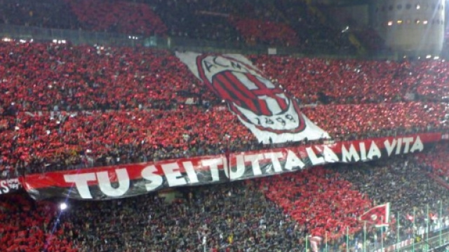 La curva del Milan in occasione di un derby