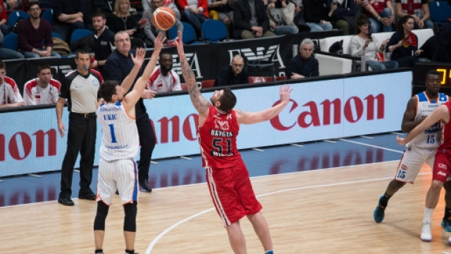 Ukic al tiro da tre punti e Batista in difesa su di lui.