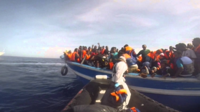 Un barcone di migranti, salvati