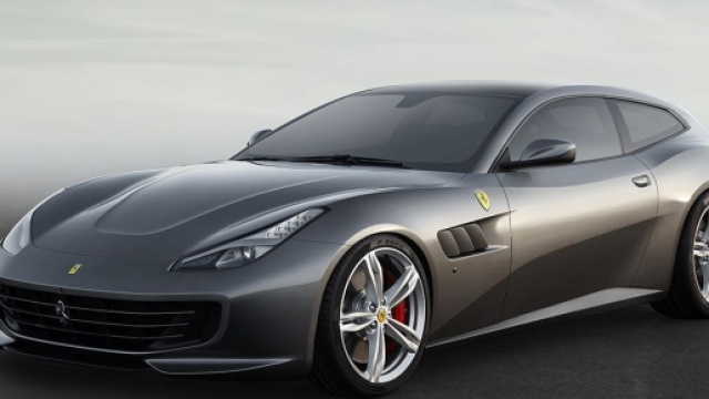 Nuova Ferrari GTC4Lusso, Salone dell'auto