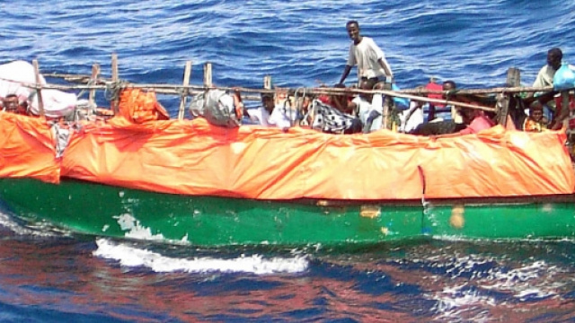 Un'imbarcazione in viaggio verso la costa