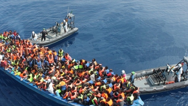 Guardia Costiera soccorre un barcone di migranti