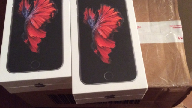 Il pacco con gli Iphone arrivati all'insaputa della vittima