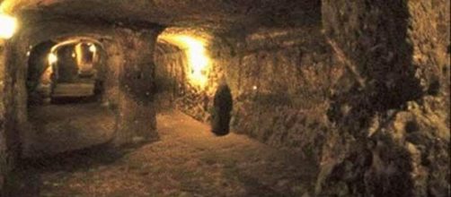 Im&aacute;genes de cuevas que creen haber sido creada por seres reptiles