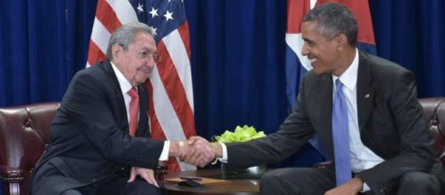 Ra&uacute;l Castro y Barack Obama estrechando un saludo postergado