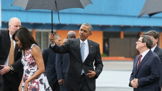 Obama e Michelle all'aeroporto de La Habana