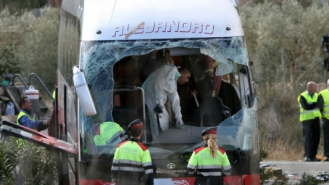 Pullman di studenti distrutto in Spagna (lapresse)