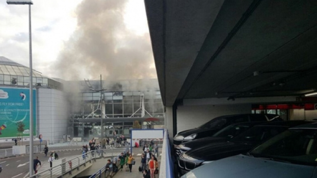 Aeroporto Bruxelles: il fumo dopo l'esplosione