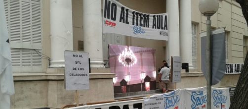 Carpa docente, vigilia al espera de las sesiones