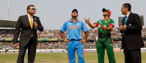 Dhoni looks to win the toss (Twitter)