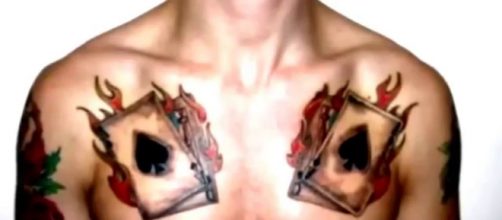 Hombre Tatuado en el pecho y brazos.