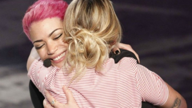 Amici 15 l'abbraccio affettuoso tra Emma ed Elodie.