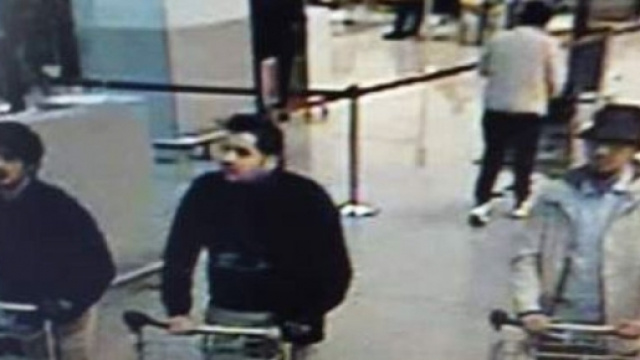 Nella foto, tre dei quattro terroristi. Uno di loro &egrave; in fuga (uomo a destra col capello)