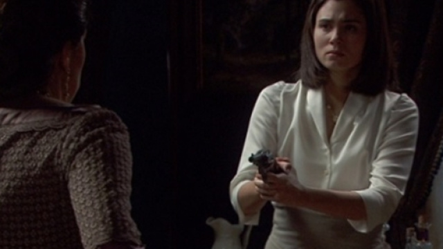 Maria si presenta con una pistola