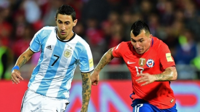 Angel Di Maria contrastato da Gary Medel