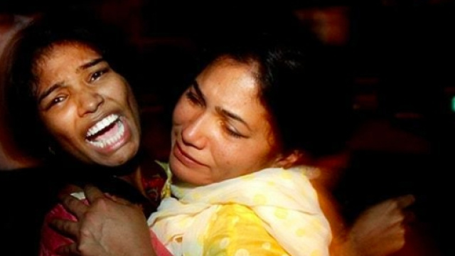 Disperazione e panico a Lahore dopo l'attacco suicida al parco