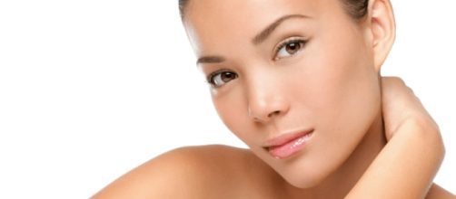 Mujer sana con alimentaci&oacute;n saludable