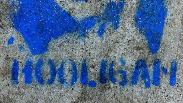 Nonostante il divieto, gli hooligan sono scesi in strada.