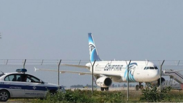 Membri dell'equipaggio e 5 stranieri in ostaggio sul volo MS181 Egypt Air
