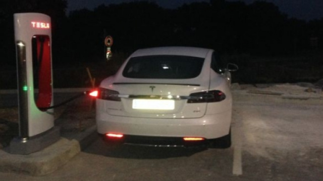 Un' auto rialimenta di notte la batteria un Superchrge