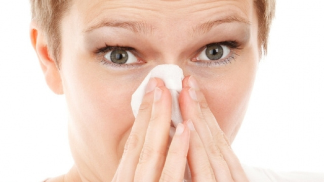 Donna starnuto influenza virus
