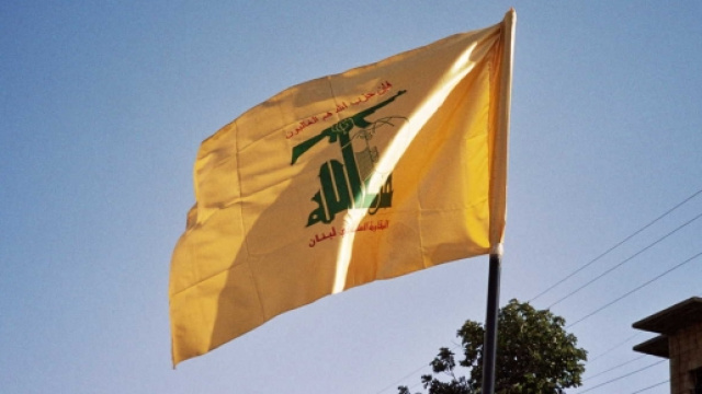 La bandiera di Hezbollah nel cielo di Beirut