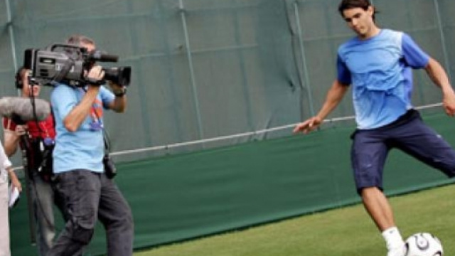 Rafa Nadal si esibisce con la palla da calcio