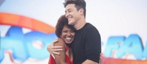 Thalita Pertuzatti cantou sucessos de Whitney (Foto: Edu Moraes/Rede Record)