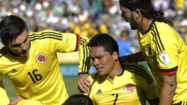 Carlos Bacca festeggiato dai suoi compagni
