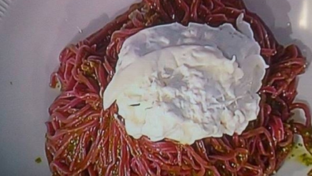 Tagliolini alle rape rosse con pesto e burrata