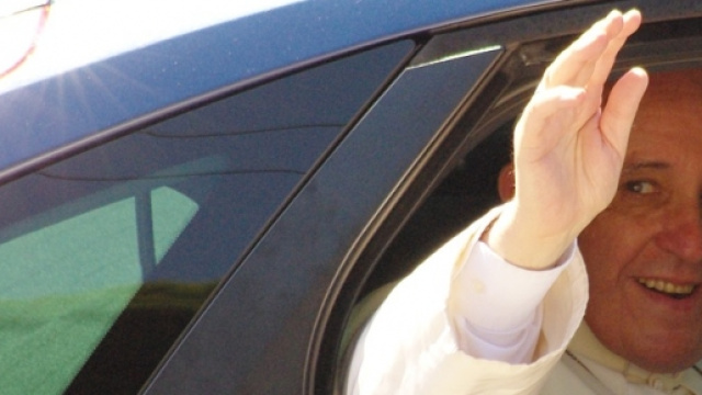 Una foto proverebbe l'apparizione di un fantasma accanto a papa Francesco